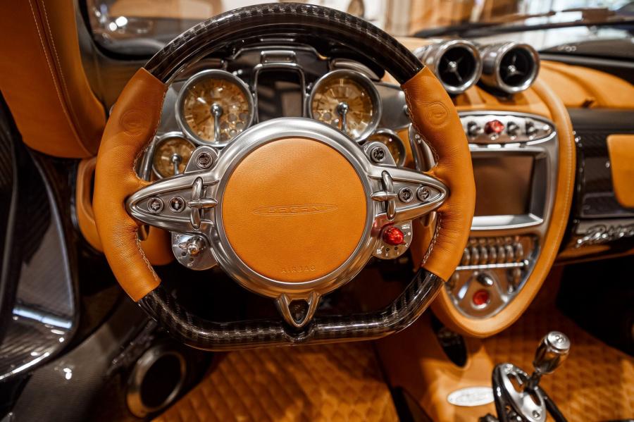 Панель приборов Pagani Huayra Roadster 2017 года  (фото 10 из 25)